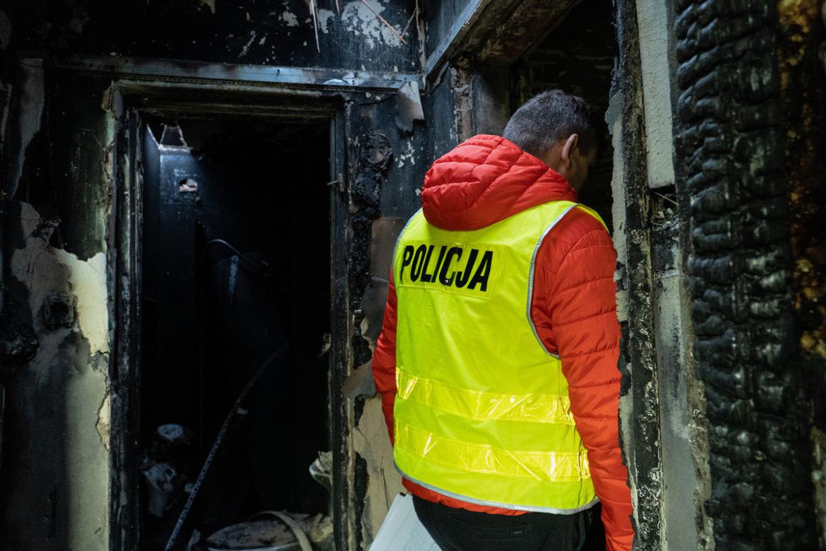 Śledczy wraz z biegłymi wyjaśniają okoliczności tragicznego zdarzenia, do którego doszło w jednym z budynków wielorodzinnych w miejscowości Chełmek-Osada