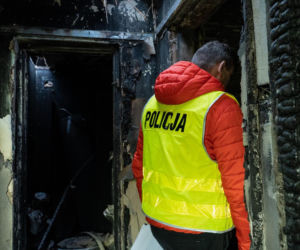 Śledczy wraz z biegłymi wyjaśniają okoliczności tragicznego zdarzenia, do którego doszło w jednym z budynków wielorodzinnych w miejscowości Chełmek-Osada