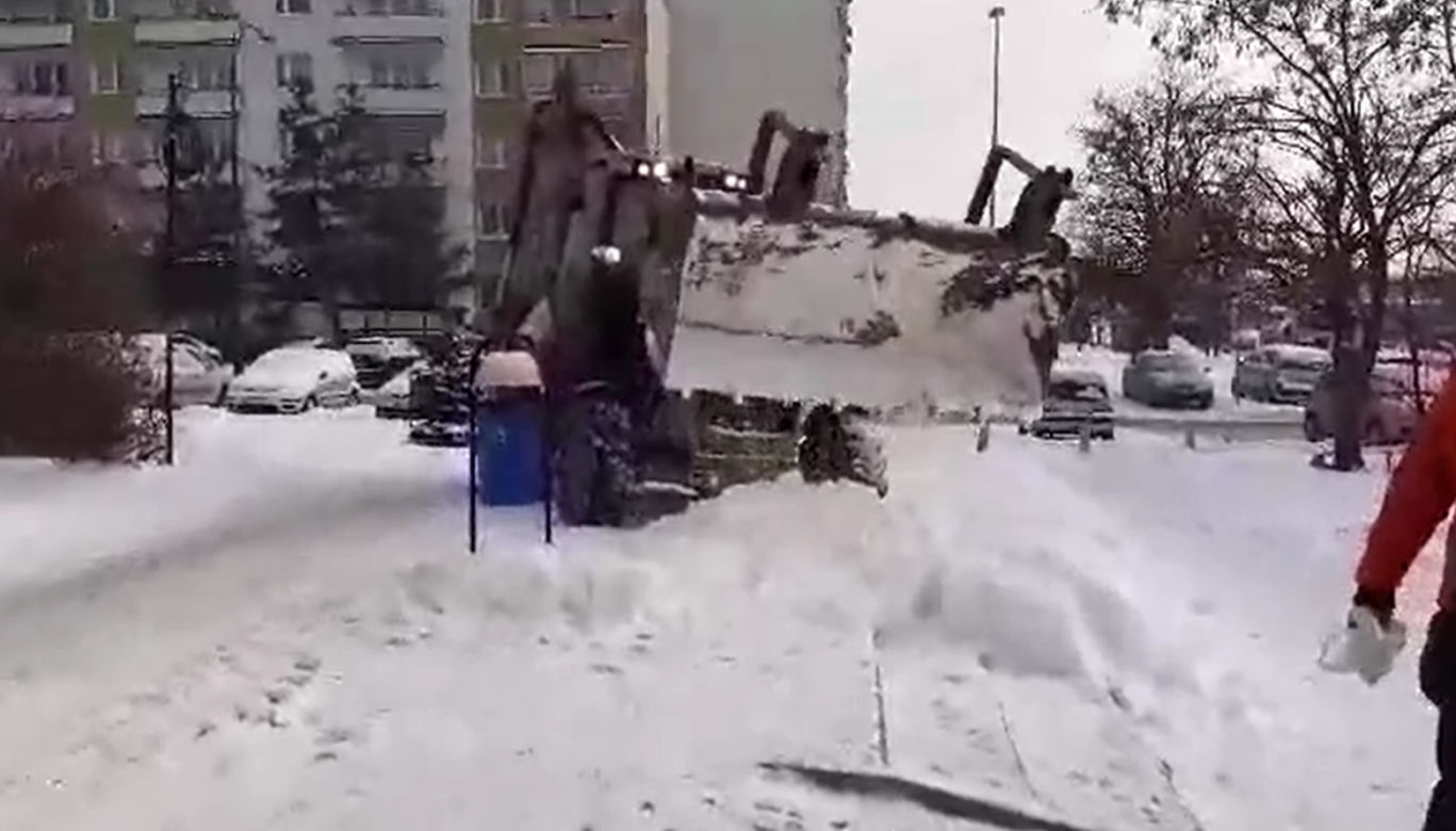Zgarniali śnieg sprzed sklepów i zrzucali go pod nogi ludzi. "To robota głupiego"