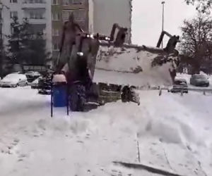 Zgarniali śnieg sprzed sklepów i zrzucali go pod nogi ludzi. To robota głupiego