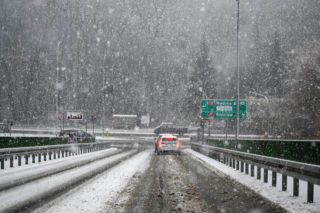 Południe Polski pod śniegiem. Alert RCB rozszerzony, trudne warunki na drogach