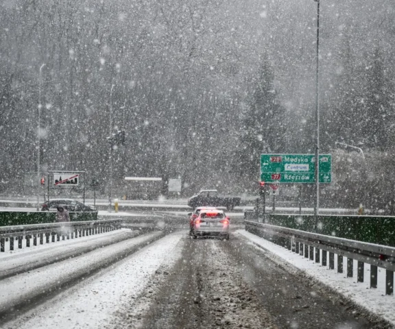 Alert RCB rozszerzony, trudne warunki na drogach