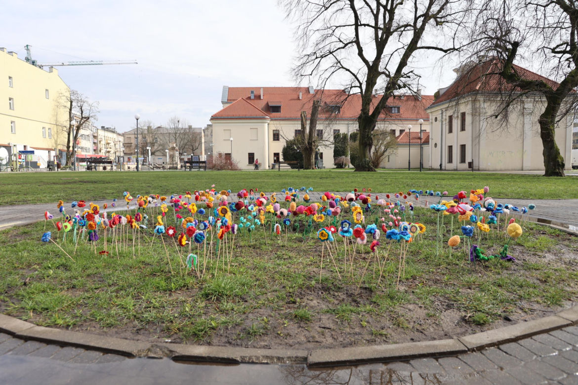 Kolorowe instalacje opanowały Lublin. Tak „Otulanie włóczką” świętuje swoje 10. urodziny!