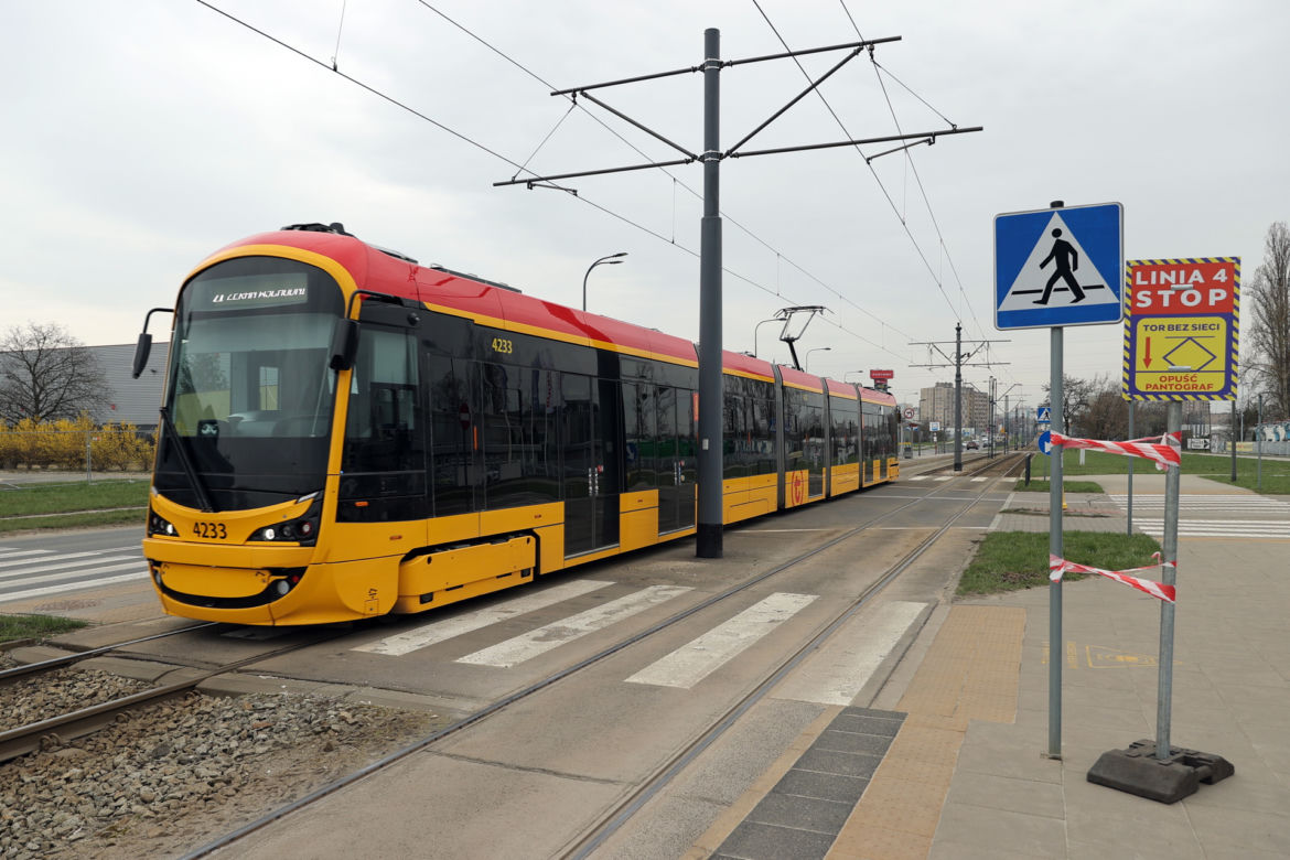 Motorniczowie zapominają opuścić pantograf i uszkadzają tramwaj. Na ratunek przyszli funkcjonariusze nadzoru ruchu