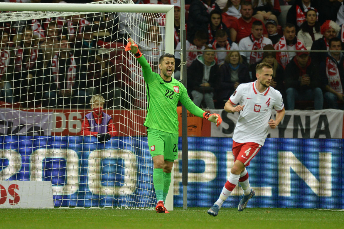 Łukasz Fabiański pożegnał się z reprezentacją Polski! Gorzko płakał, wzruszający gest