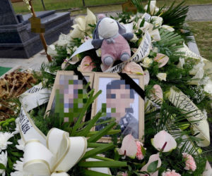 Białe i czerwone róże przykryły grób ofiar tragedii ze Skawiny. Poruszające pożegnanie