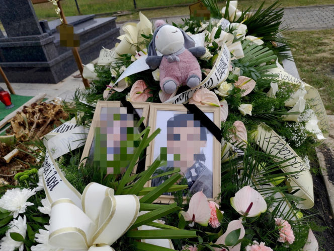Białe i czerwone róże przykryły grób ofiar tragedii ze Skawiny. Poruszające pożegnanie