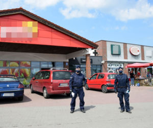 Policjanci rozdają maseczki