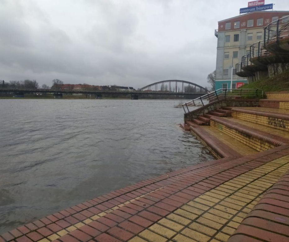 Warta coraz wyżej