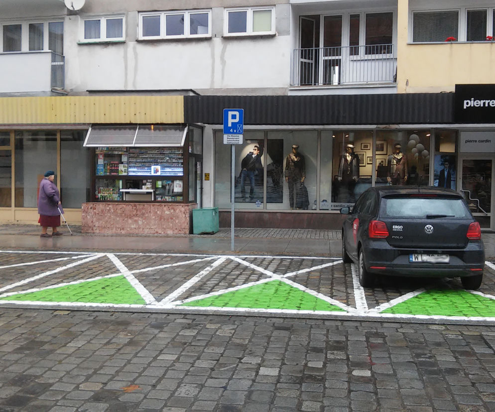 Niektórzy parkują tradycyjnymi samochodami na zielonych kopertach mimo obowiązujących zakazów