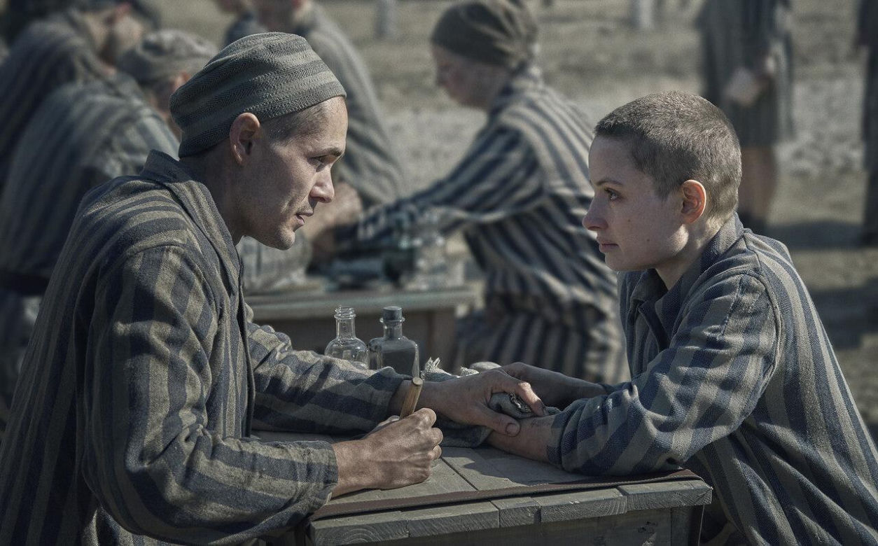 W serialu “Tatuażysta z Auschwitz” wciela się w rolę Gity – ukochanej głównego bohatera.