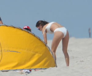Antek Królikowski i Julia Wieniawa wypoczywają na plaży w Juracie