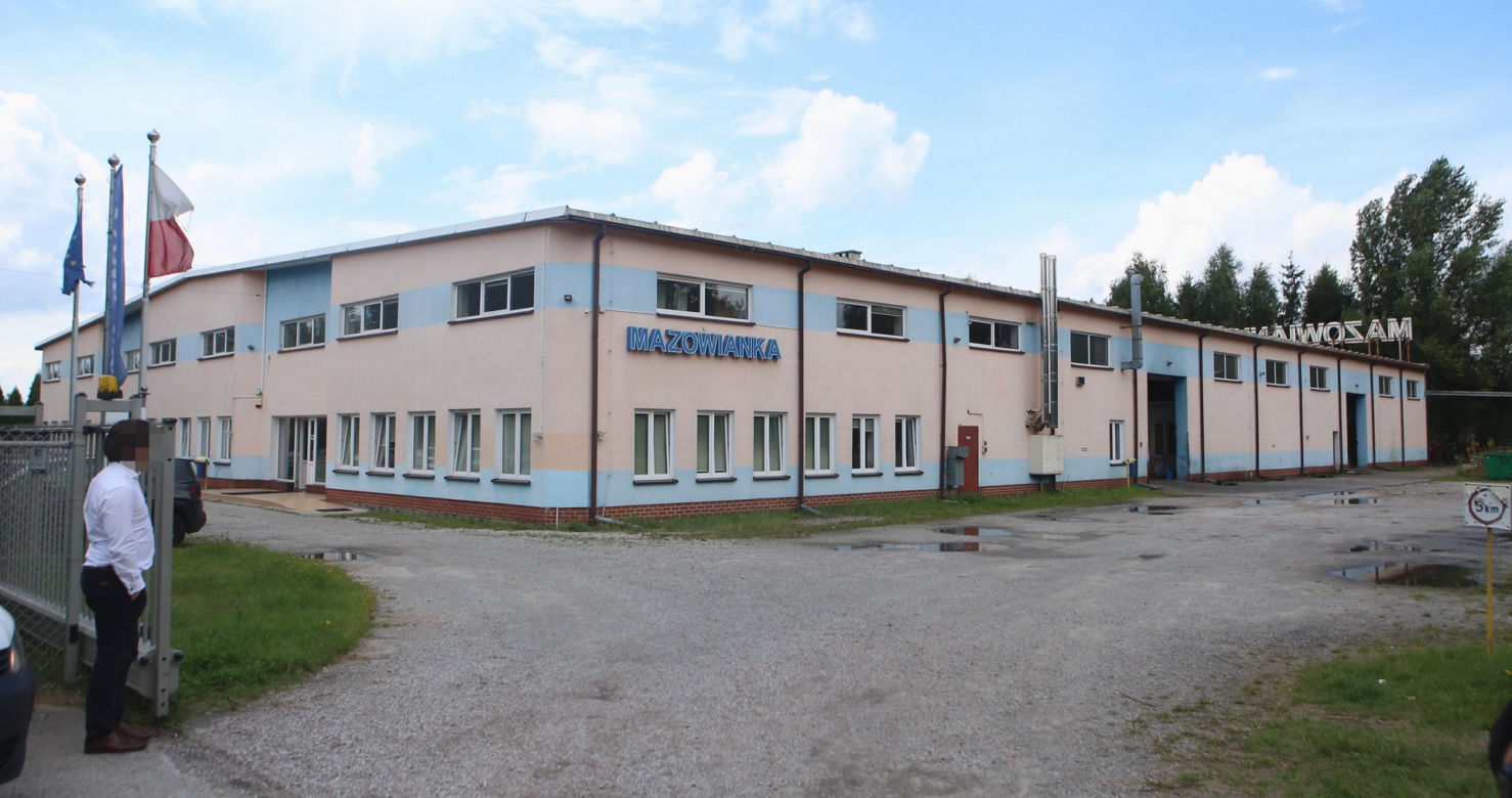 Przez lata znęcał się nad pracownikami. Teraz zamknął się w fabryce