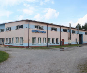 Przez lata znęcał się nad pracownikami. Teraz zamknął się w fabryce