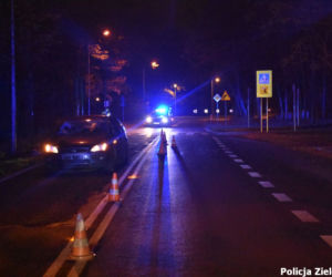 HORROR w Ochli. Potrącenie pieszego było tak silne, że ROZBIŁ GŁOWĄ szybę