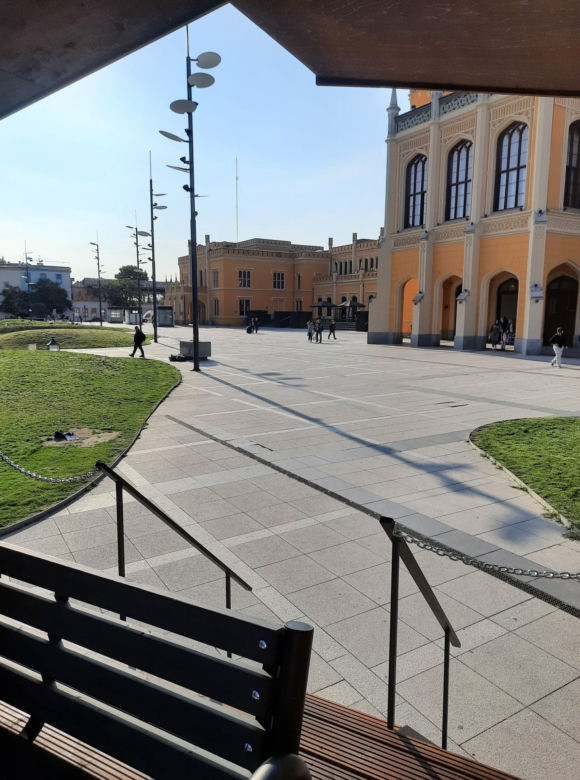 Instalacja stanęła przed Dworem Głównym PKP