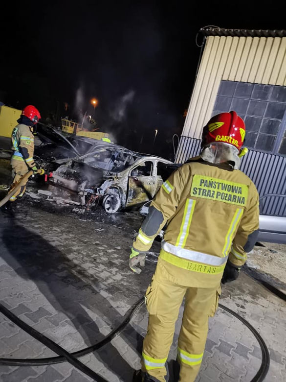 Pożar trzech samochodów w Toruniu. Nocna akcja strażaków
