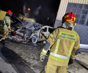 Pożar trzech samochodów w Toruniu. Nocna akcja strażaków