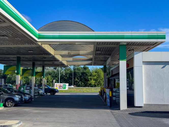 Podłożył ładunek w baku paliwa swojego auta