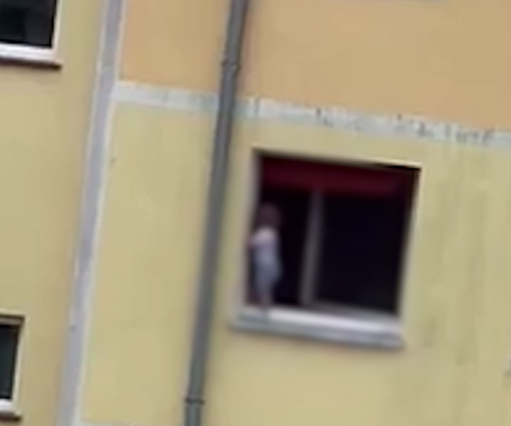 Wałcz. 2-letni chłopczyk stał na parapecie na trzecim piętrze! Co tam się stało?!