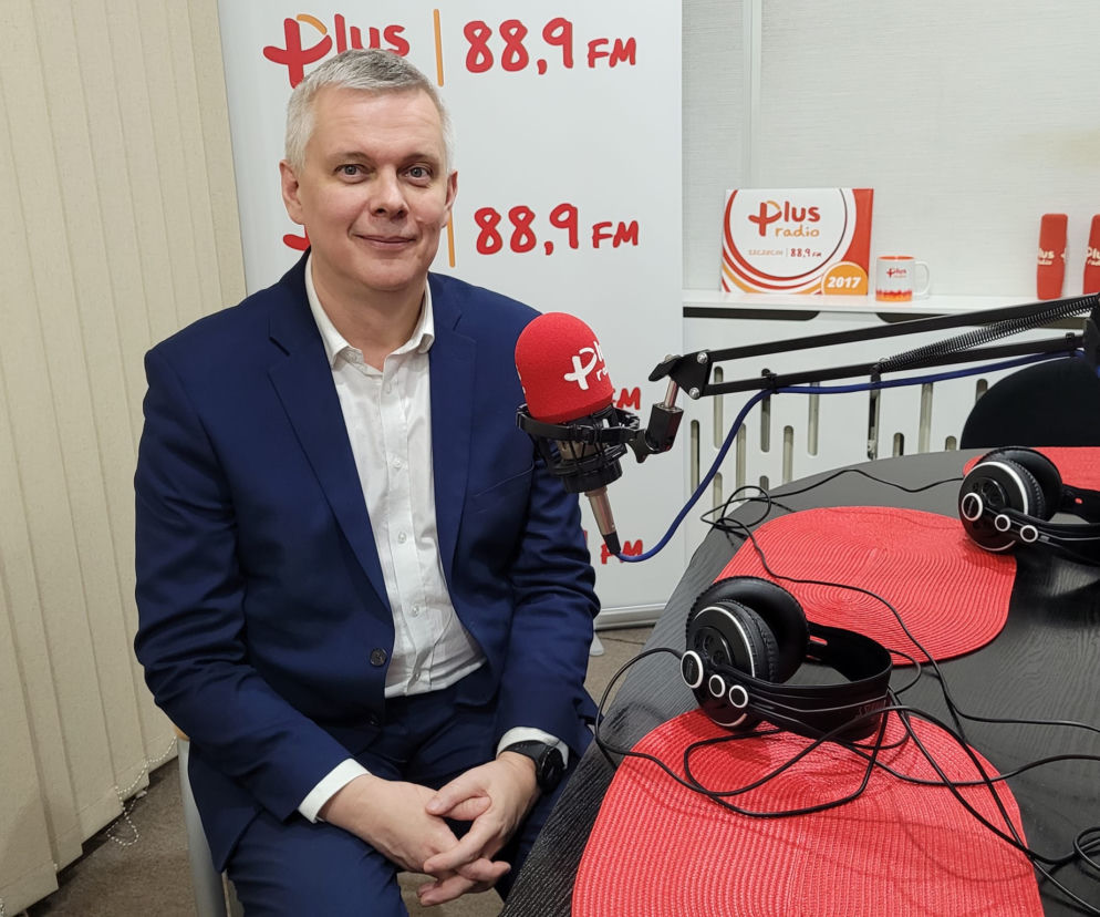 Tomasz Siemoniak w granatowym garniturze i białej koszuli, siedzi przy stole z mikrofonem i słuchawkami w studio Radia Plus, opowiadając o doniesieniach o aktywności ukraińskich służb w Polsce, o czym przeczytasz więcej na naszym portalu.