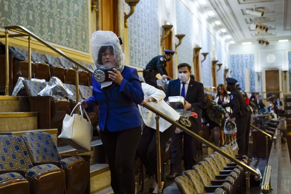 Rewolucja w USA! zwolennicy Trumpa odbili Kapitol, są OFIARY