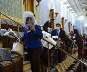Rewolucja w USA! zwolennicy Trumpa odbili Kapitol, są OFIARY