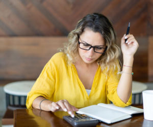 Jak zaplanować domowy budżet przy dziecku? Poznaj proste zasady chroniące związek przed kłótniami o pieniądze