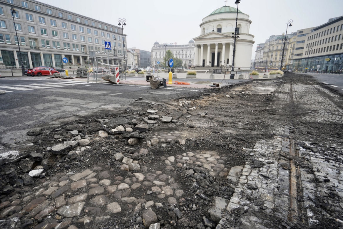 Odkopali tory na placu. Historyczne odkrycie podczas remontu Placu Trzech Krzyży