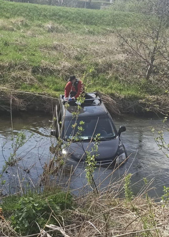 Zaparkował" auto w rzece Radunia. Na miejscu straż pożarna [ZDJĘCIA]