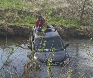 Zaparkował auto w rzece Radunia. Na miejscu straż pożarna [ZDJĘCIA]