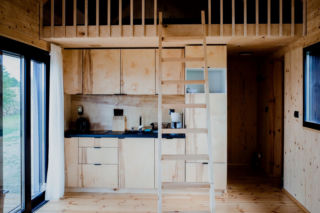 Malutki kawałek Skandynawii w Sudetach. Ma zaledwie 26 metrów kwadratowych i elewację z palonych desek: dom w Sudetach