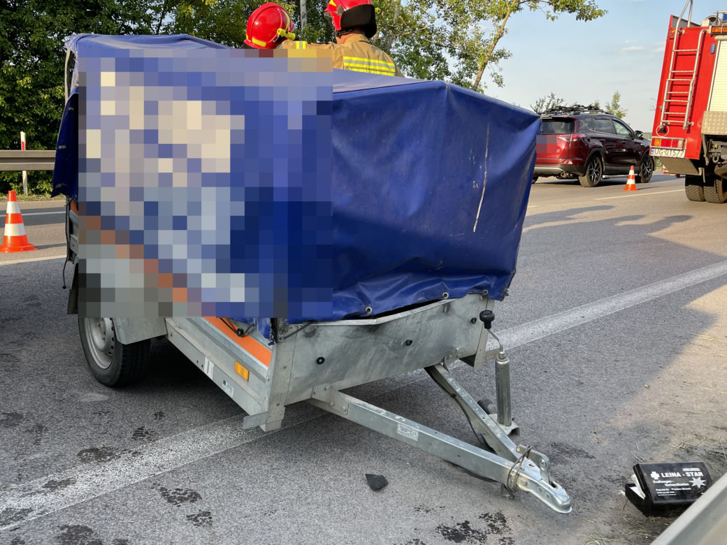  Huknął czołowo passatem w busa. Groźny wypadek w Nieporęcie