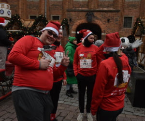 23. Festiwal Biegów Świętych Mikołajów w Toruniu. Zdjęcia ze starówki