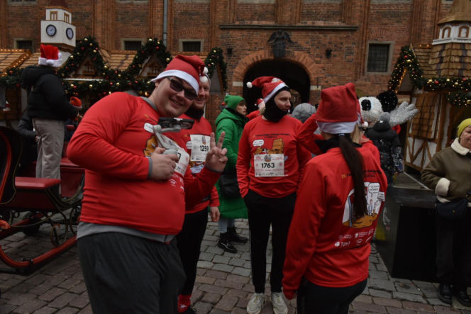 23. Festiwal Biegów Świętych Mikołajów w Toruniu. Zdjęcia ze starówki