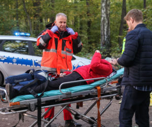 Na Wspólnej, odcinek 3389: Daria (Patrycja Topajew), Tadeusiak (Dariusz Wnuk), ratownicy