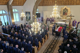 Spoczywaj w pokoju, Bracie. Policjanci pożegnali zamordowanego kolegę. Ten widok rozrywa serce