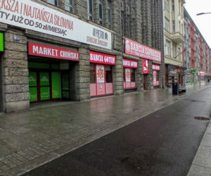 Nowa restauracja próbuje zaistnieć krzykliwym szyldem. Zareagował konserwator zabytków