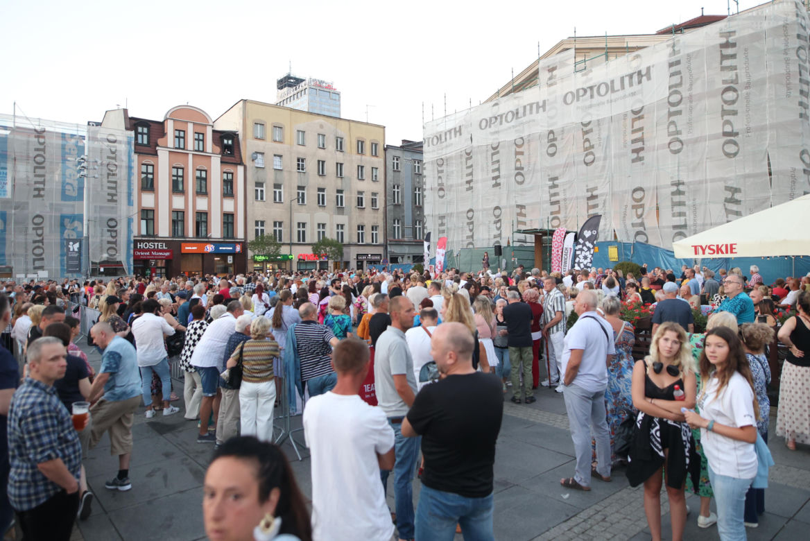 Potańcówka przed teatrem w Katowicach
