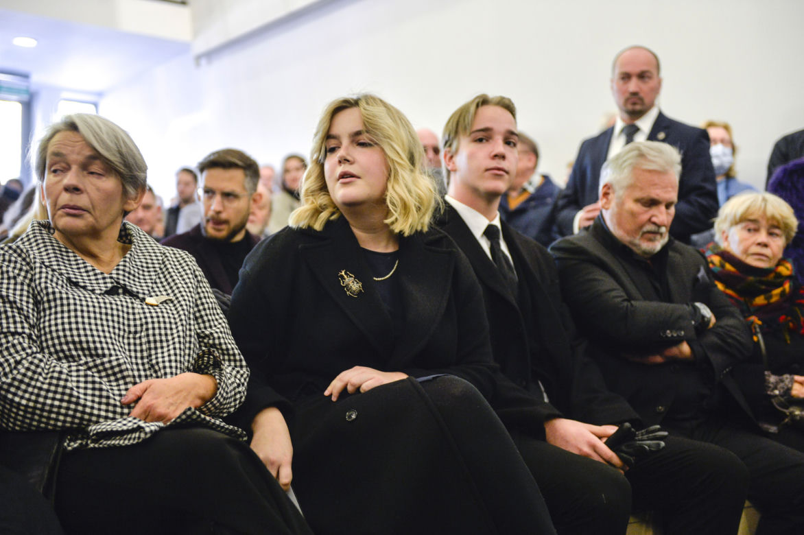 Pogrzeb Jerzego Urbana. Pożegnali go Kwaśniewski i Michnik. Kto jeszcze? 