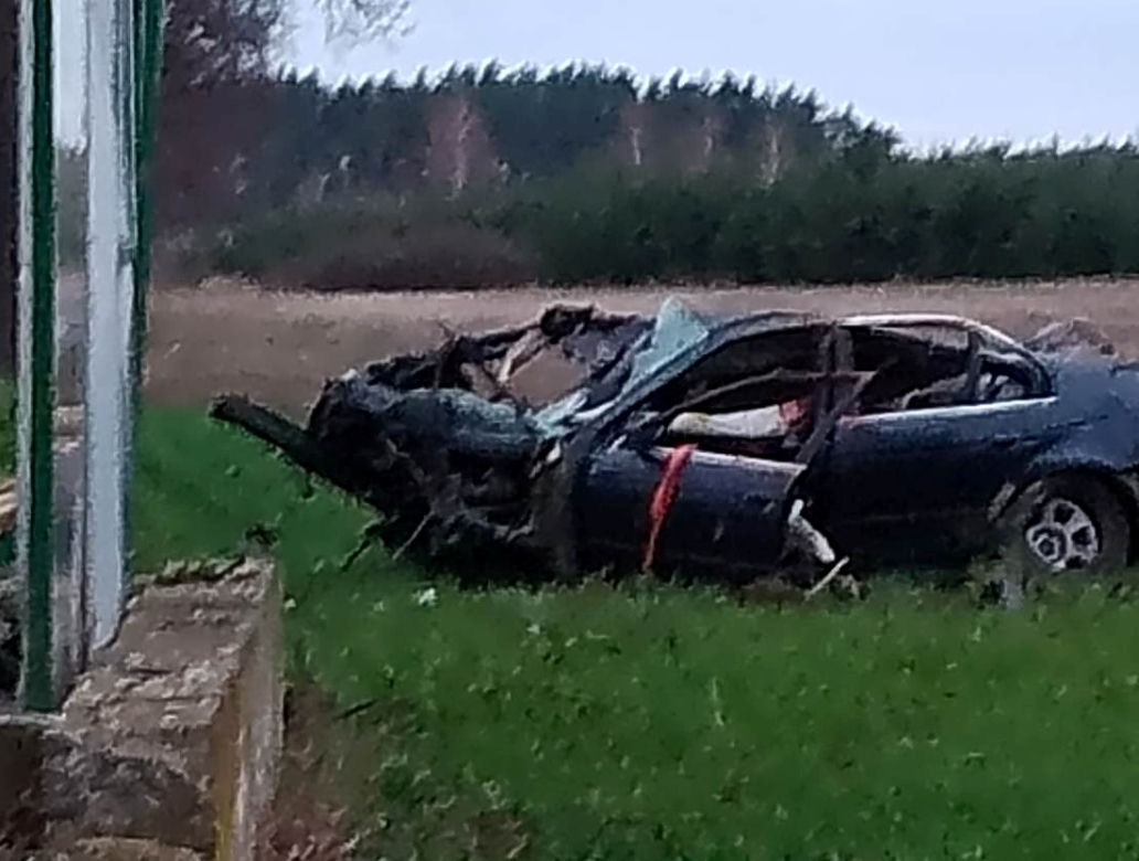 Bmw uderzyło w drzewo, przystanek i znowu w drzewo. Dwie osoby zginęły pod Kozienicami! 