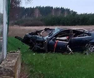 Bmw uderzyło w drzewo, przystanek i znowu w drzewo. Dwie osoby zginęły pod Kozienicami! 