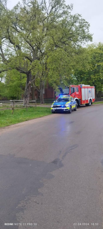 Wypadek w Miłostowie. Auto uderzyło w barierę i budynek