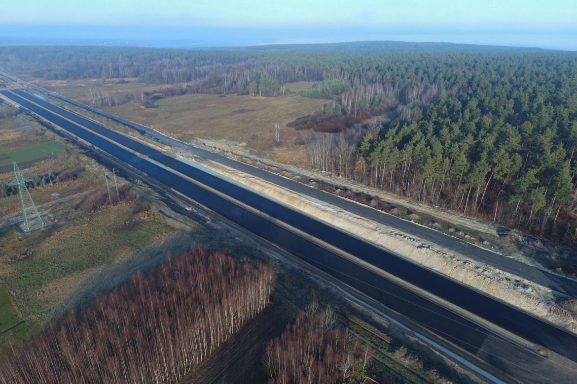 Pierwsze odcinki podbudowy bitumicznej i nawierzchni na obwodnicy Wąchocka
