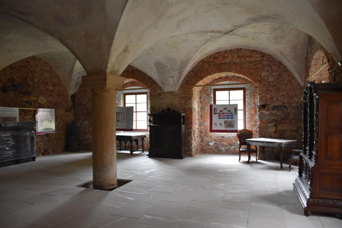 Pałac w Strudze – sala kominkowa w pałacu po renowacji