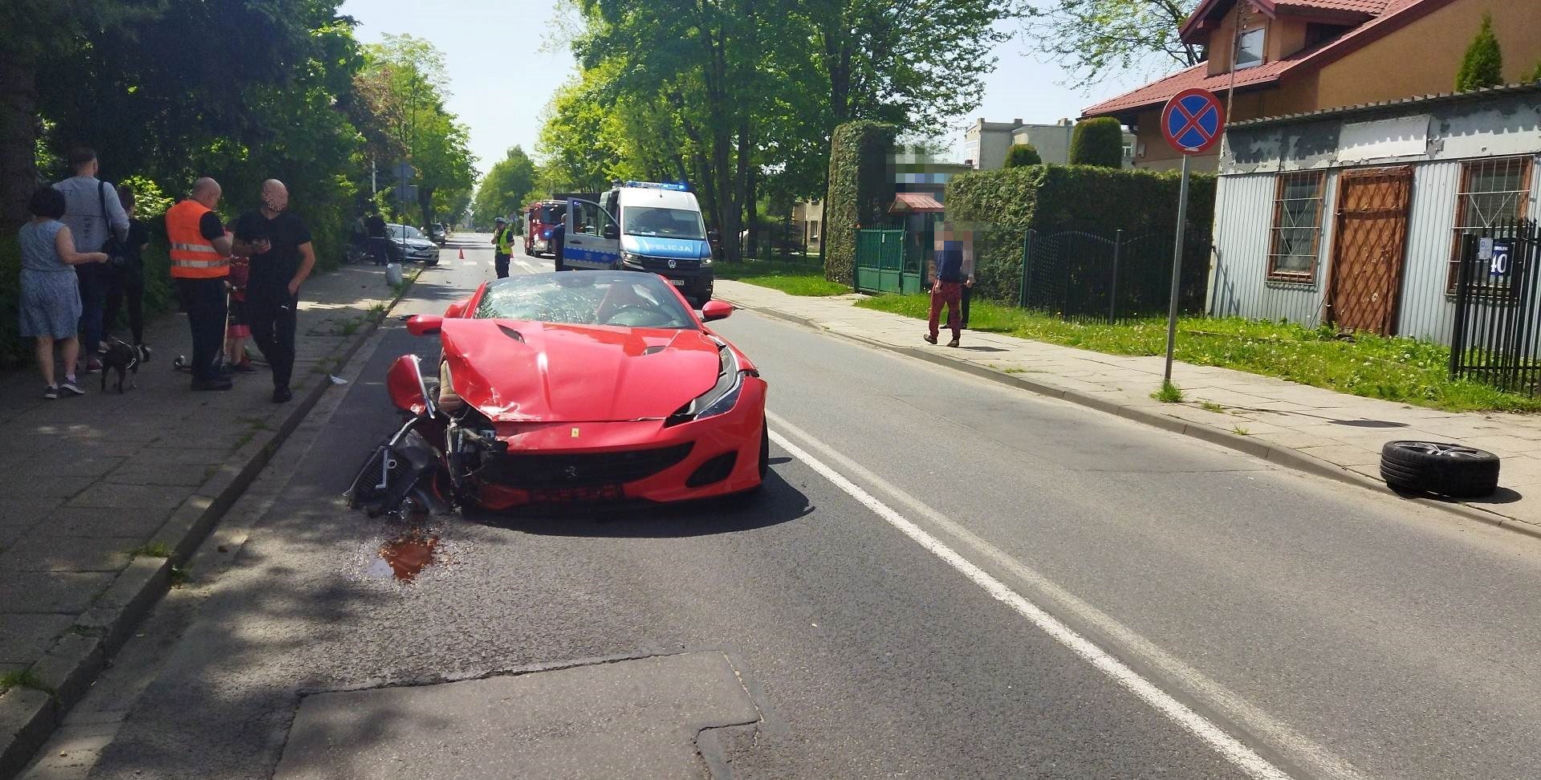 Wypadek ferrari w Piotrkowie Trybunalskim! Superauto rozbite na ul Wyzwolenia [ZDJĘCIA]