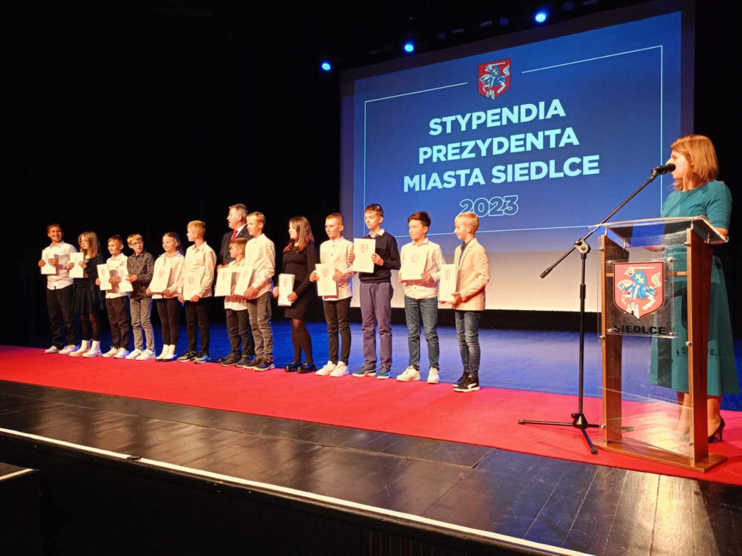 Stypendyści odebrali z rąk prezydenta Andrzeja Sitnika Listy Gratulacyjne