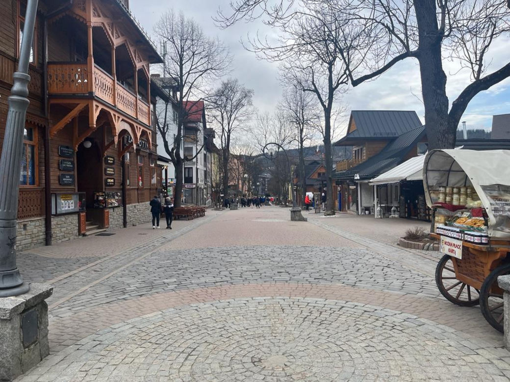 Wymarłe Zakopane przed sezonem. Pustki na Krupówkach i pod Gubałówką