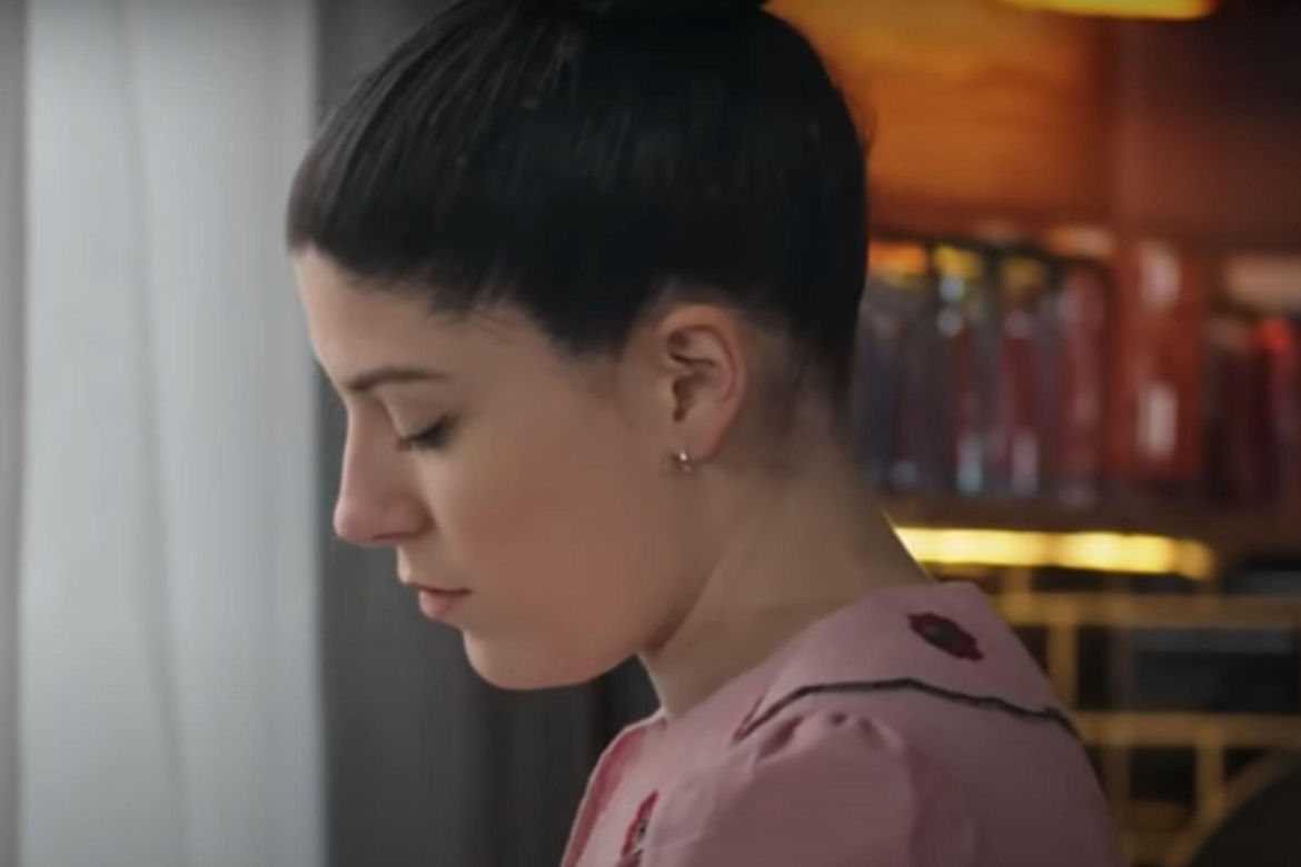 Seher zauważy smutną Cicek 