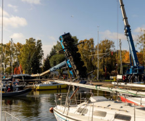 Szczecin. Dźwig przerwócił się w przystani żeglarskiej [ZDJĘCIA]